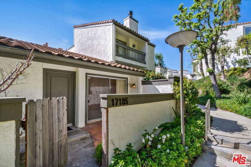 Discover the charm and potential of this 2-bedroom, 2-bathroom - Beach Townhome/Townhouse for sale in Pacific Palisades, California on Beachhouse.com
