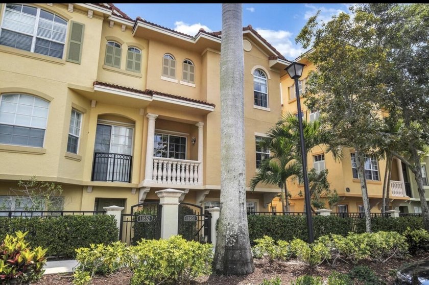 Spotless three-level ''End Unit'' townhouse in the quietest - Beach Townhome/Townhouse for sale in Palm Beach Gardens, Florida on Beachhouse.com