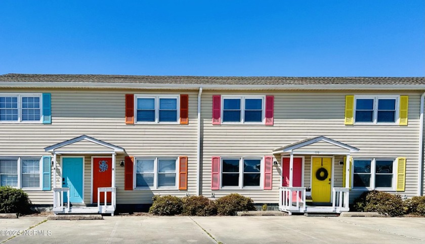 Welcome to your Cozy & Chic coastal retreat. This open and - Beach Townhome/Townhouse for sale in Atlantic Beach, North Carolina on Beachhouse.com