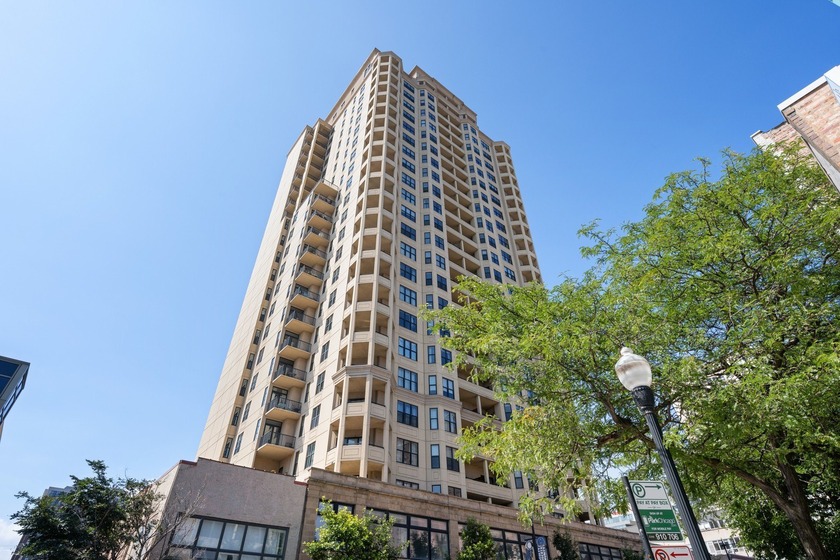 Fantastic opportunity to own in dynamic South Loop! This - Beach Condo for sale in Chicago, Illinois on Beachhouse.com