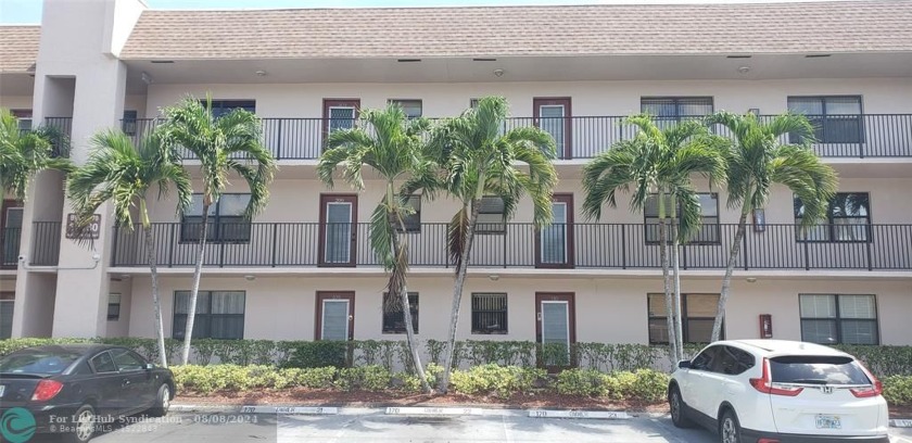 Super view from this cozy one bedroom waiting for your personal - Beach Condo for sale in Sunrise, Florida on Beachhouse.com