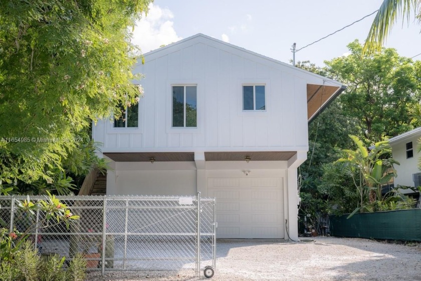 Welcome to 322 Bayview Ave, Key Largo, FL! This beautiful home - Beach Home for sale in Key Largo, Florida on Beachhouse.com