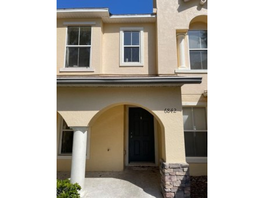 A 2 bedroom, 2.5 bathroom townhouse just off Lake St. Charles - Beach Townhome/Townhouse for sale in Riverview, Florida on Beachhouse.com