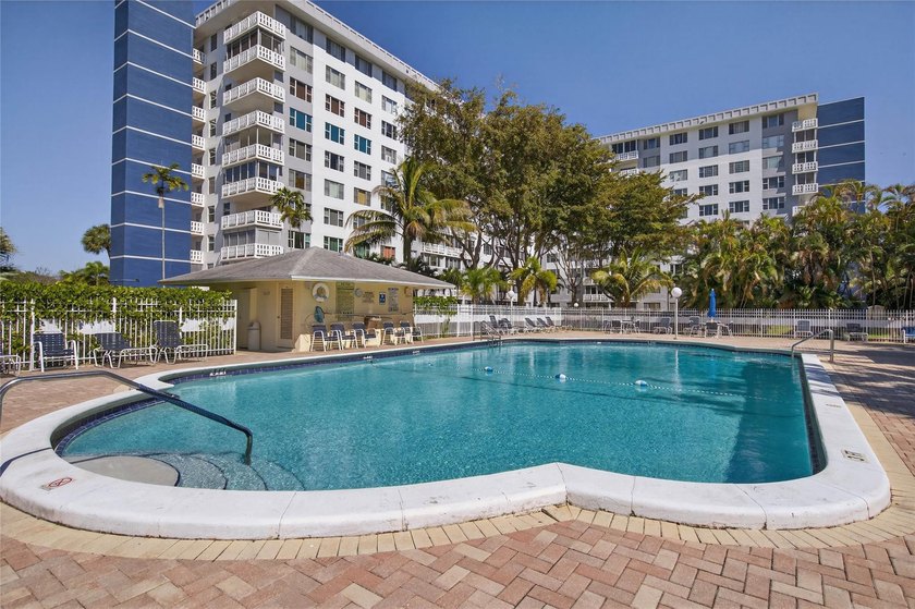 Bright & airy condo in desirable Hillcrest 21! Featuring tile - Beach Condo for sale in Hollywood, Florida on Beachhouse.com