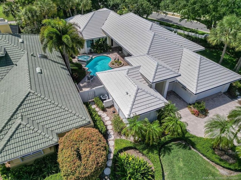 This Courtyard style floorplan rarely comes on the market. The - Beach Home for sale in Stuart, Florida on Beachhouse.com