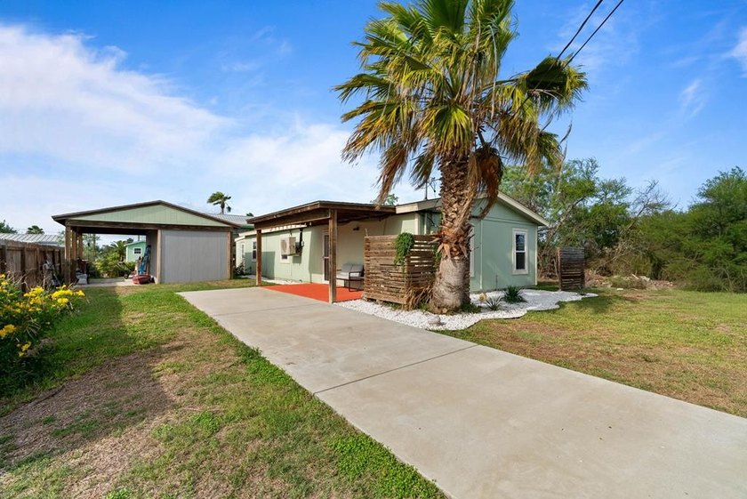 Don't miss this canal-front, Texas gem in Copano Cove. Framed by - Beach Home for sale in Rockport, Texas on Beachhouse.com