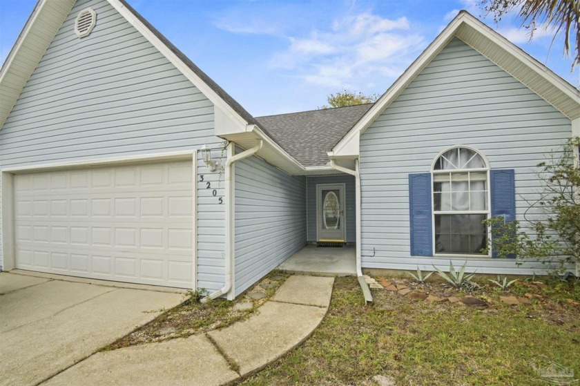 Wonderful starter home or great home for downsizing that is - Beach Home for sale in Gulf Breeze, Florida on Beachhouse.com