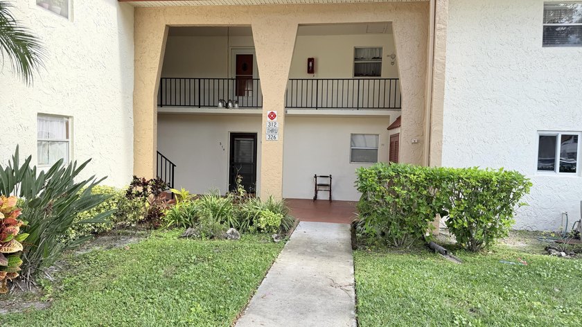 Wellmaintained 2ndfloor corner unit with a bright convertible - Beach Condo for sale in West Palm Beach, Florida on Beachhouse.com