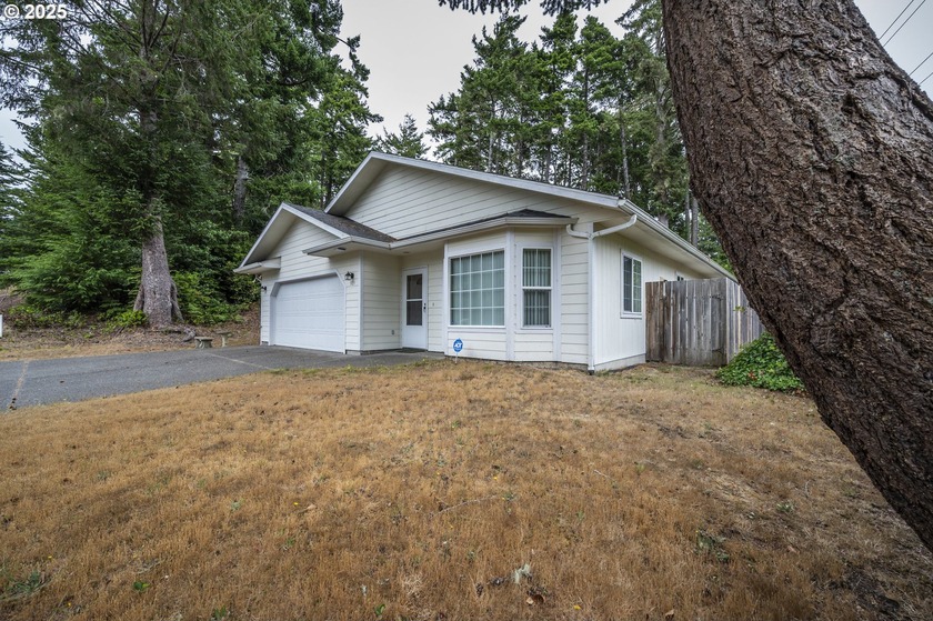 Great neighborhood! Situated on a spacious corner lot in a quiet - Beach Home for sale in Coos Bay, Oregon on Beachhouse.com