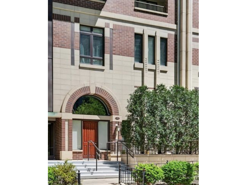 Exceptional 3 bedroom, 3.2 bath three level townhome in the - Beach Condo for sale in Chicago, Illinois on Beachhouse.com