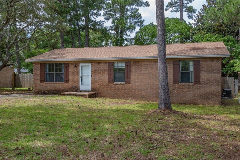 Welcome to your cute starter home in the middle of Navarre! This - Beach Home for sale in Mary Esther, Florida on Beachhouse.com