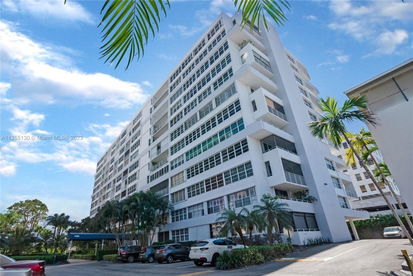 Beautifully updated oversized 1 bedroom, 1.5 bath unit. Many - Beach Condo for sale in Fort Lauderdale, Florida on Beachhouse.com
