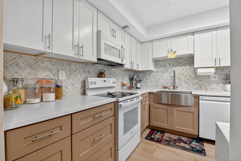 Beautifully renovated first floor condo featuring complete - Beach Condo for sale in West Palm Beach, Florida on Beachhouse.com