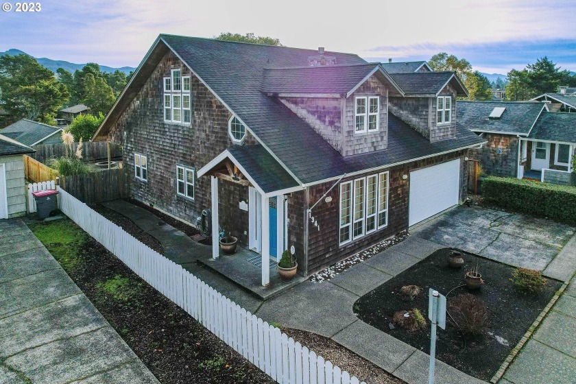 Nestled on the South Side of the Prom in Seaside, Oregon, this - Beach Home for sale in Seaside, Oregon on Beachhouse.com