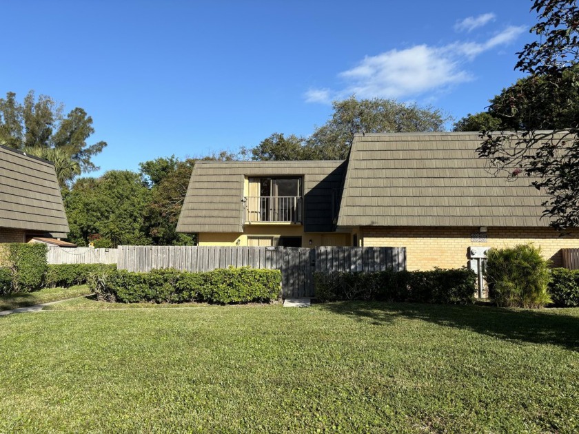 Nicely maintained TH.  New Kitchen cabinets, appliances and - Beach Townhome/Townhouse for sale in West Palm Beach, Florida on Beachhouse.com