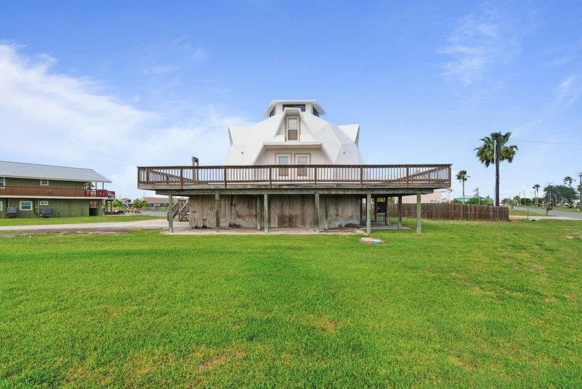 This 2/2 canal front home with bulkhead.  You must see this - Beach Home for sale in Rockport, Texas on Beachhouse.com