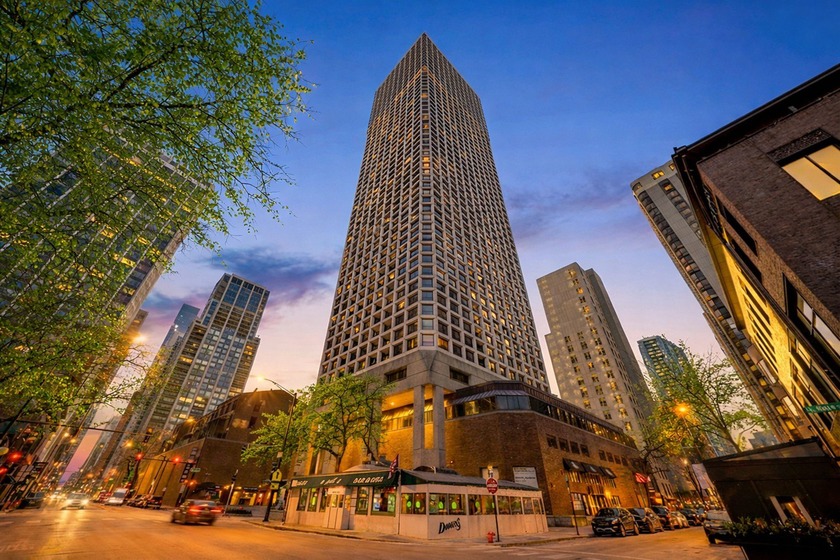Windows galore! Enjoy stunning northwest panoramic views from - Beach Condo for sale in Chicago, Illinois on Beachhouse.com