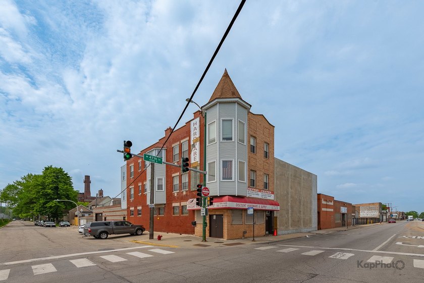 Massive 5,780 sq ft mixed-use building ideally located on busy - Beach Commercial for sale in Chicago, Illinois on Beachhouse.com