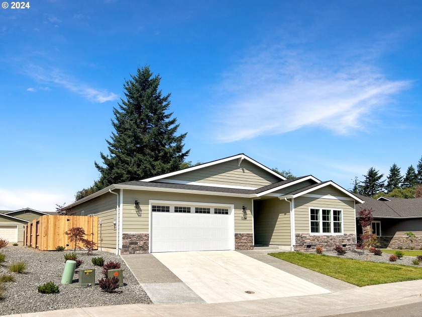 Stunning new 3-bedroom, 2-bath single level home with 1,850 - Beach Home for sale in Brookings, Oregon on Beachhouse.com