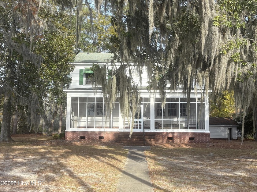 Riverfront charmer on the Pamlico! Built in 1950, this home is - Beach Home for sale in Washington, North Carolina on Beachhouse.com