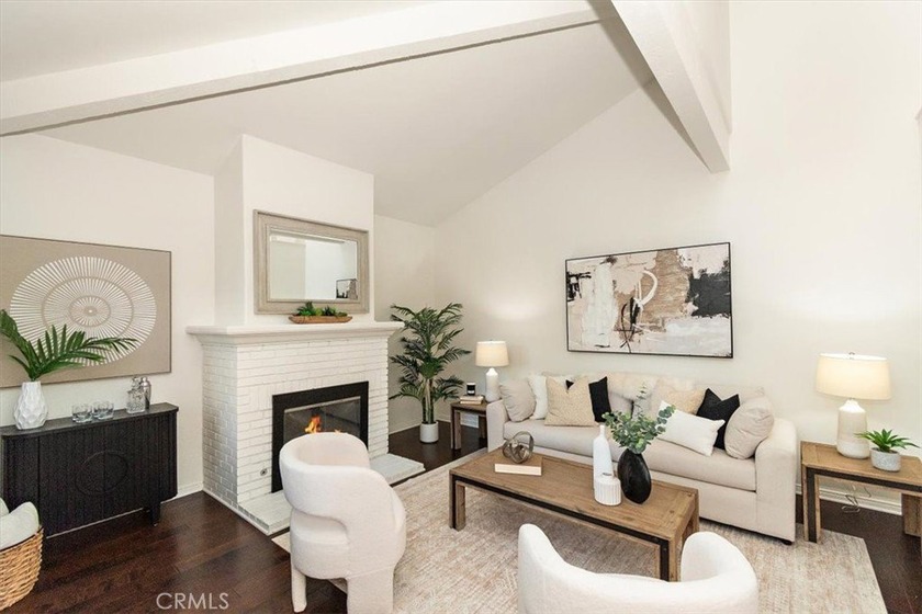 Sunlight bathes this home throughout the day, entering through - Beach Condo for sale in Manhattan Beach, California on Beachhouse.com