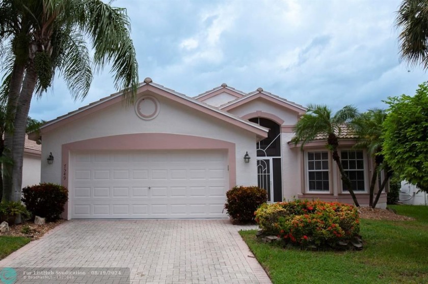 NEW ROOF 2024!!! Come enjoy an active lifestyle in this - Beach Home for sale in Boynton Beach, Florida on Beachhouse.com