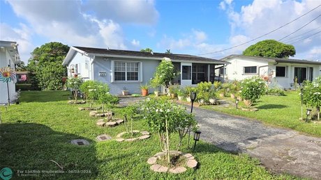 Beautifully maintained and updated 2 bedroom home on a canal - Beach Home for sale in Sunrise, Florida on Beachhouse.com