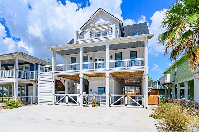 Beautiful sunrise & sunset water views set the tone for this - Beach Home for sale in Rockport, Texas on Beachhouse.com