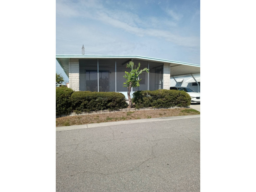 2-bedroom 2 bath doublewide in a 55+ community (40 yr old can - Beach Home for sale in Largo, Florida on Beachhouse.com