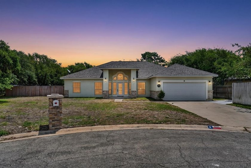 This house sets on a large lot on the quite Cascades cul-de-sac - Beach Home for sale in Rockport, Texas on Beachhouse.com