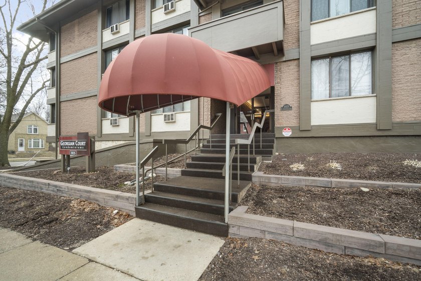 Welcome to this beautiful 1bed, 1bath condo nestled in the - Beach Condo for sale in Milwaukee, Wisconsin on Beachhouse.com