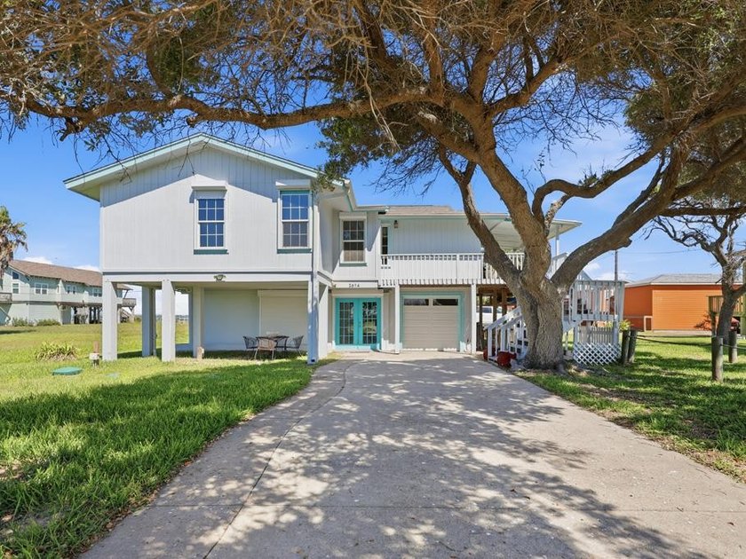 Welcome to 2614 Bay Vista - a versatile two-story coastal home - Beach Home for sale in Rockport, Texas on Beachhouse.com