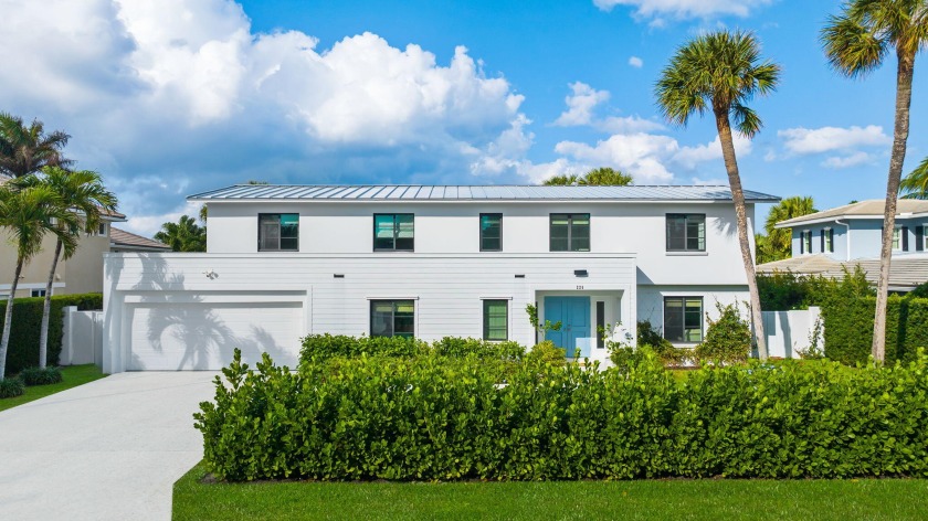 Enjoy the beauty of this renovated coastal residence in the - Beach Home for sale in Jupiter Inlet Colony, Florida on Beachhouse.com