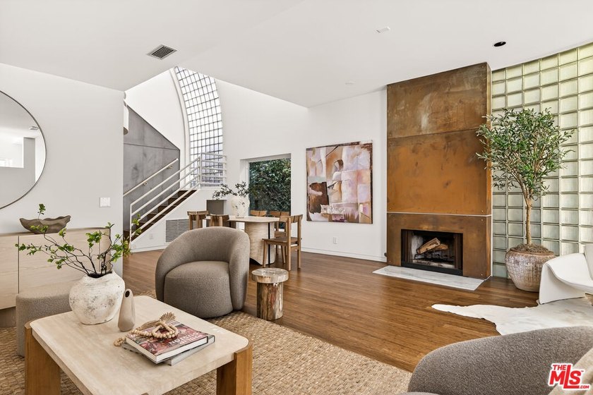 Refined modern living in Venice's coveted Silver Triangle where - Beach Home for sale in Venice, California on Beachhouse.com