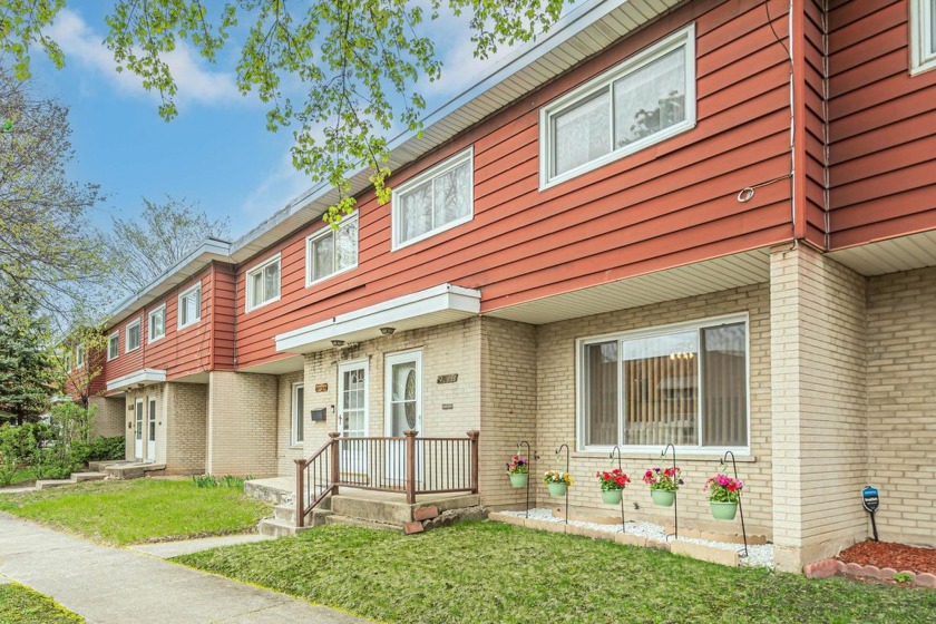 Welcome to a beautifully updated 3-bedroom, 1.5-bathroom - Beach Townhome/Townhouse for sale in Skokie, Illinois on Beachhouse.com