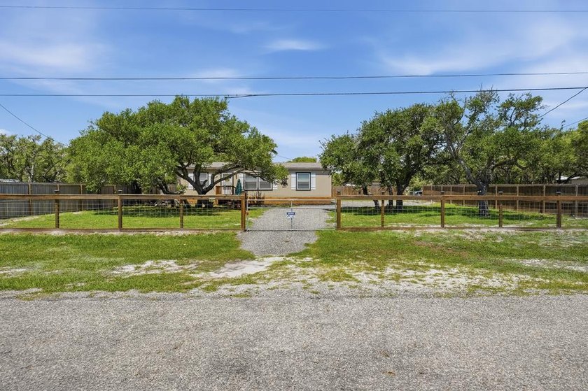 *HOME *DOUBLE LOT *FENCED *BOAT BARN Nestled beneath a canopy of - Beach Home for sale in Rockport, Texas on Beachhouse.com