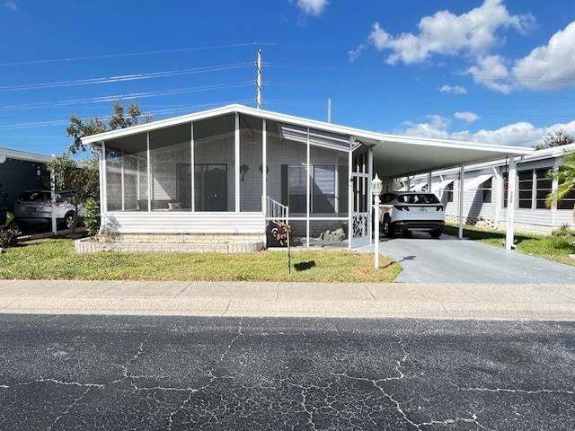 ** Located in a resort style, active, 55+, land leased community - Beach Home for sale in Tarpon Springs, Florida on Beachhouse.com