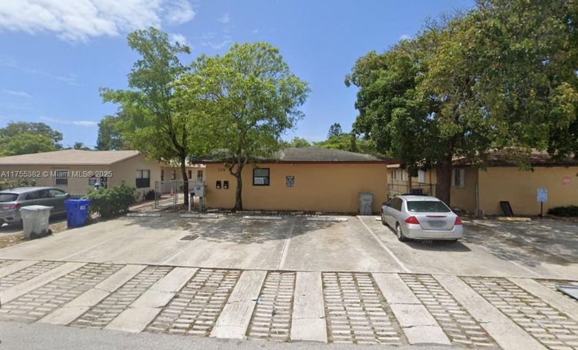 Rare duplex opportunity! Fully renovated with 4 beds/2 baths per - Beach Townhome/Townhouse for sale in Pompano Beach, Florida on Beachhouse.com