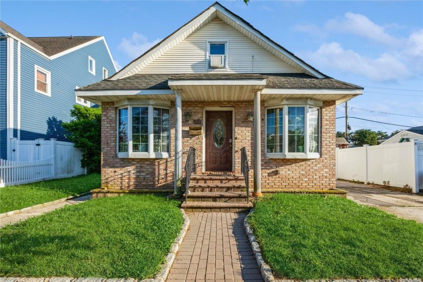 Spacious 6 bedroom home, two full baths, hardwood floors - Beach Home for sale in Long Beach, New York on Beachhouse.com