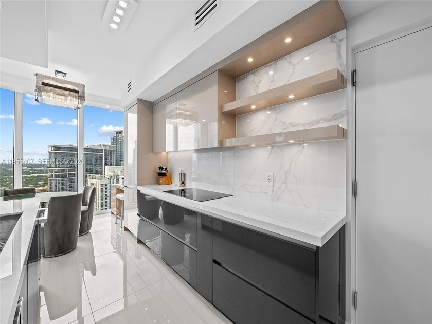 Impeccable & fully renovated Lexington on the 31st floor in - Beach Condo for sale in Fort Lauderdale, Florida on Beachhouse.com