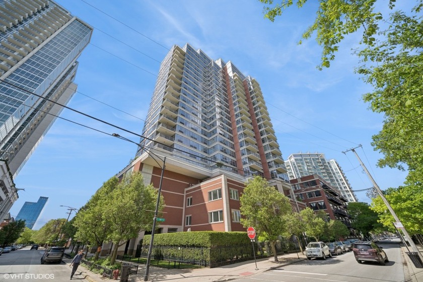 Welcome to your stunning urban oasis! This spacious corner unit - Beach Home for sale in Chicago, Illinois on Beachhouse.com