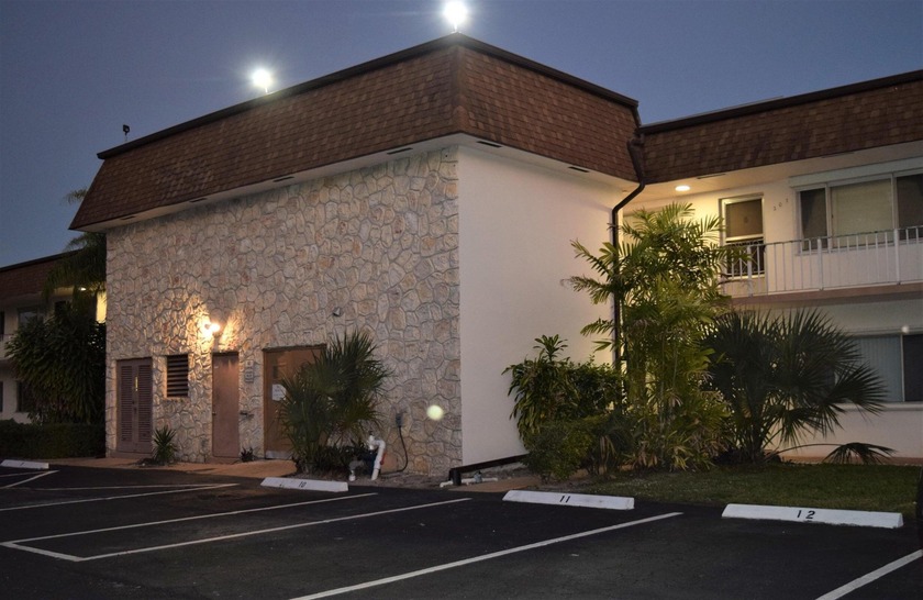 Beautiful condo, fresh painted ready to move in or rent it out - Beach Condo for sale in Lake Worth, Florida on Beachhouse.com