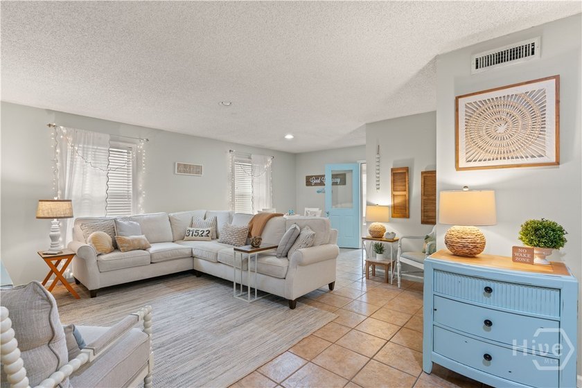 Welcome to this FULLY FURNISHED 2bed + enclosed sunroom/bonus - Beach Condo for sale in Saint Simons, Georgia on Beachhouse.com