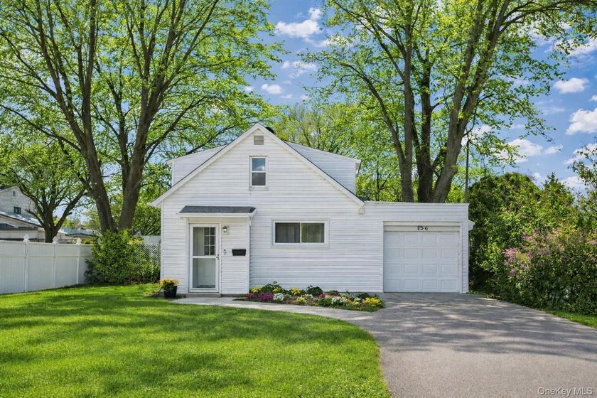 Introducing 136 N Delaware Ave- Welcome to this charming - Beach Home for sale in Lindenhurst, New York on Beachhouse.com