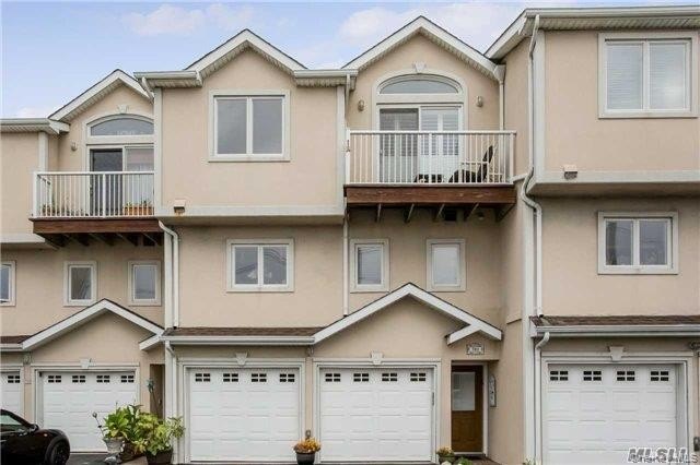 Bayfront Townhouse blocks from the ocean with deeded boat slip - Beach Condo for sale in Long Beach, New York on Beachhouse.com