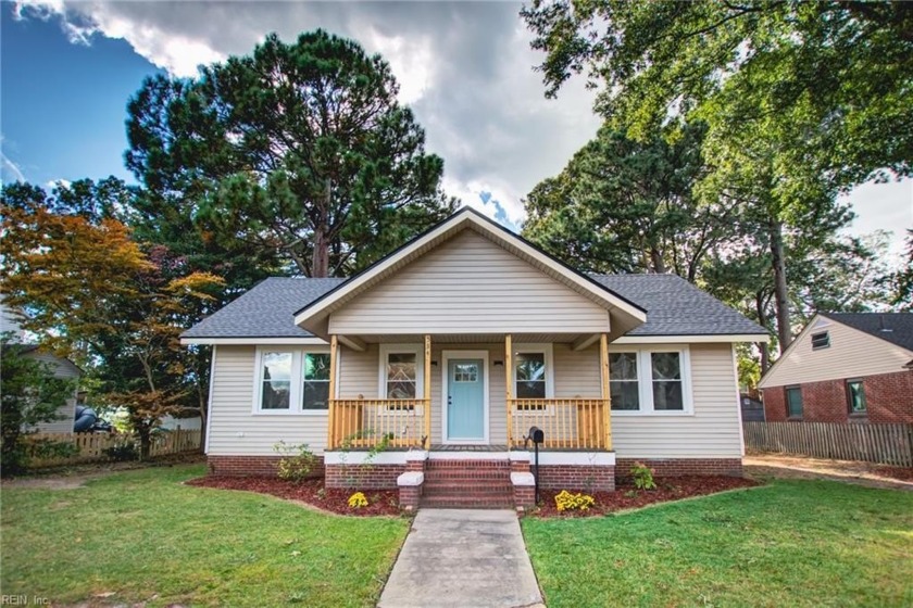 Welcome to this stunningly modernized home in the heart of - Beach Home for sale in Portsmouth, Virginia on Beachhouse.com