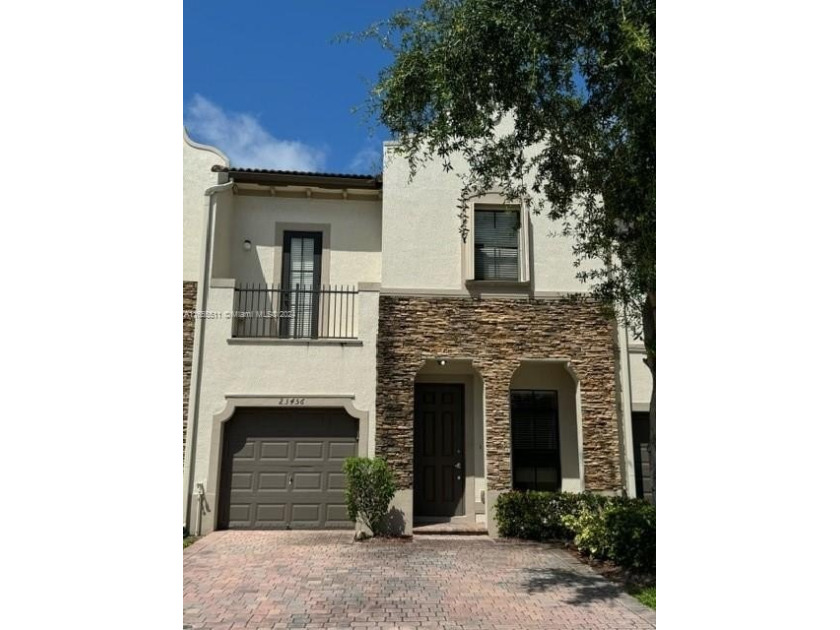 Desirable Silver Palms Lake home with 4 Bedrooms and 3 Bathrooms - Beach Townhome/Townhouse for sale in Homestead, Florida on Beachhouse.com