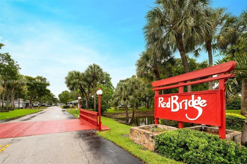 Welcome to Redbridge! Original owner/snowbird, lightly used just - Beach Townhome/Townhouse for sale in Sunrise, Florida on Beachhouse.com