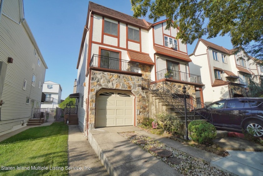 Gorgeous and large 1-family semi-attached home situated on a - Beach Home for sale in Staten Island, New York on Beachhouse.com