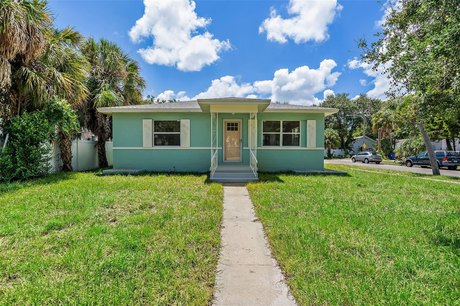 Welcome home to this beautiful 2 bedroom, 1 bathroom with a - Beach Home for sale in St. Petersburg, Florida on Beachhouse.com